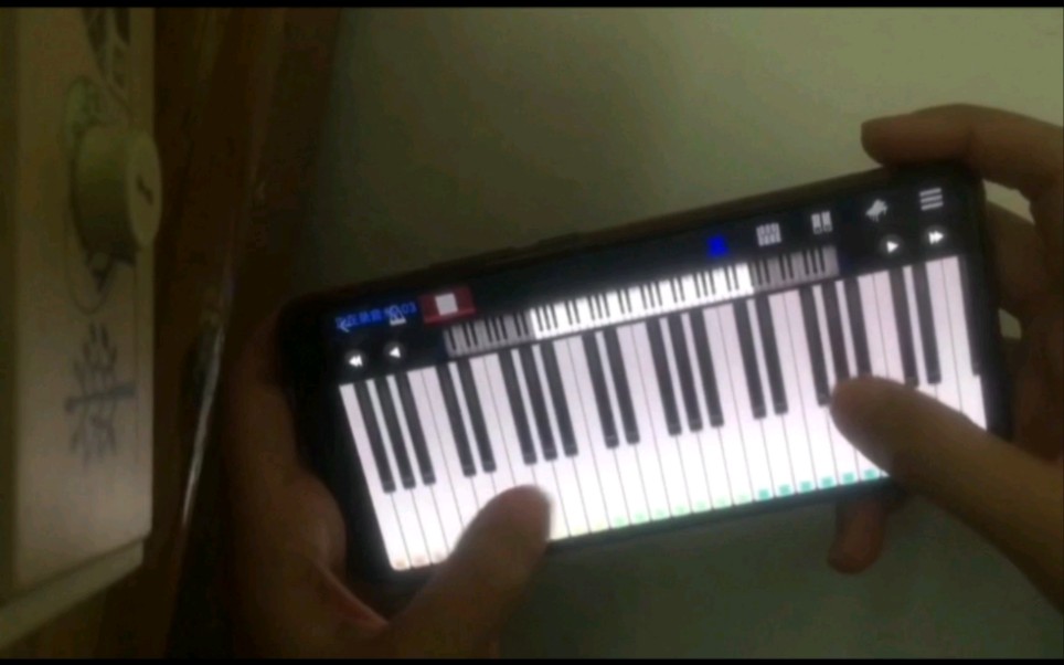 [图]用手机钢琴演奏：撒野