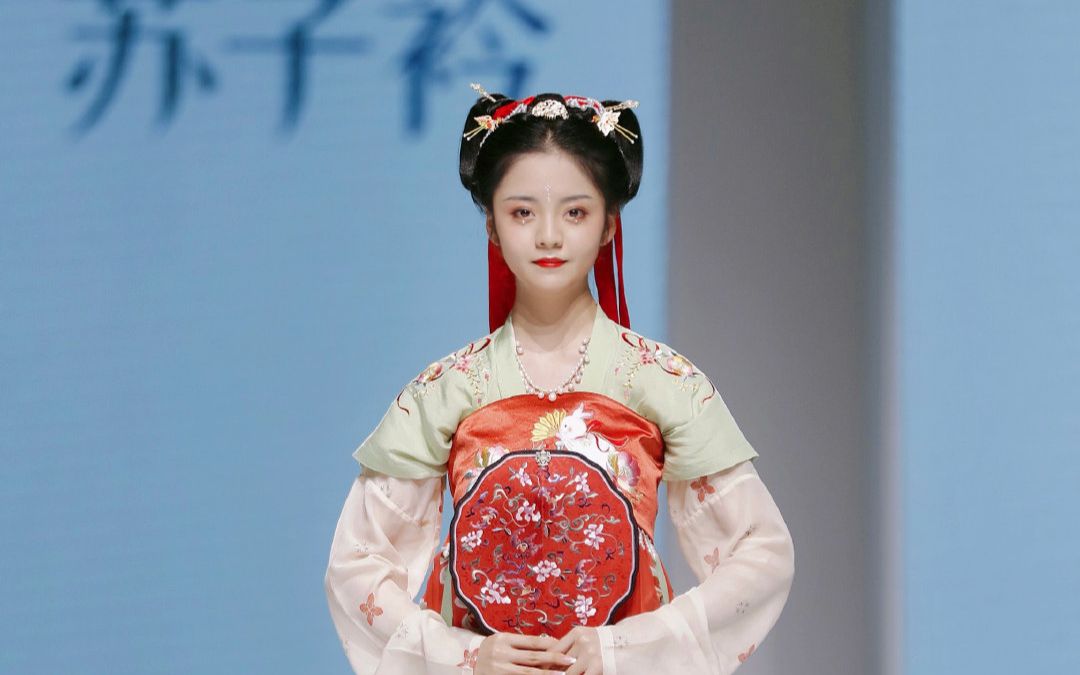 【四月晨晨||走秀】云想衣裳花想容,春风拂槛露华浓  成都华裳九州看