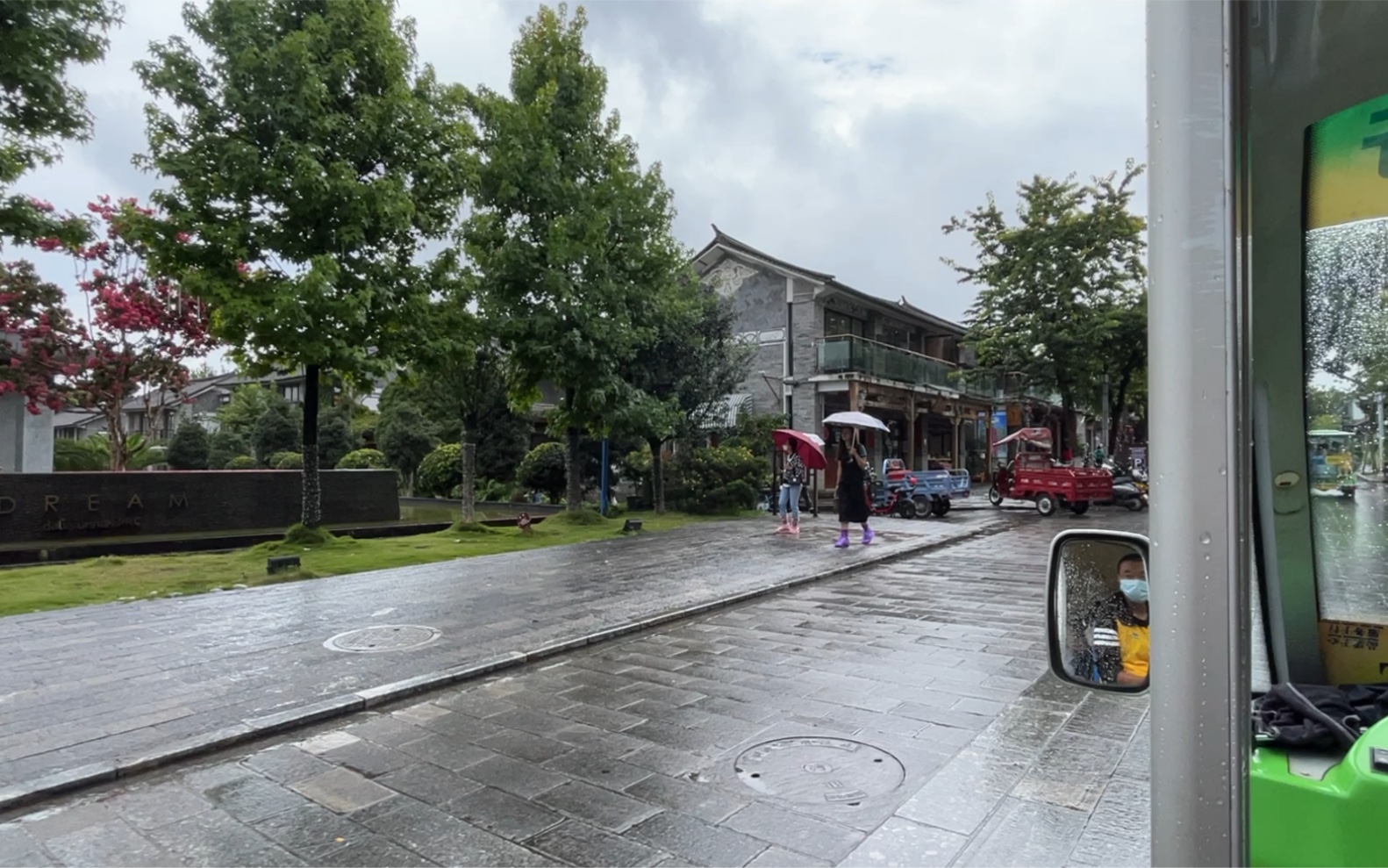 大理古城的街道 下雨天人也很多