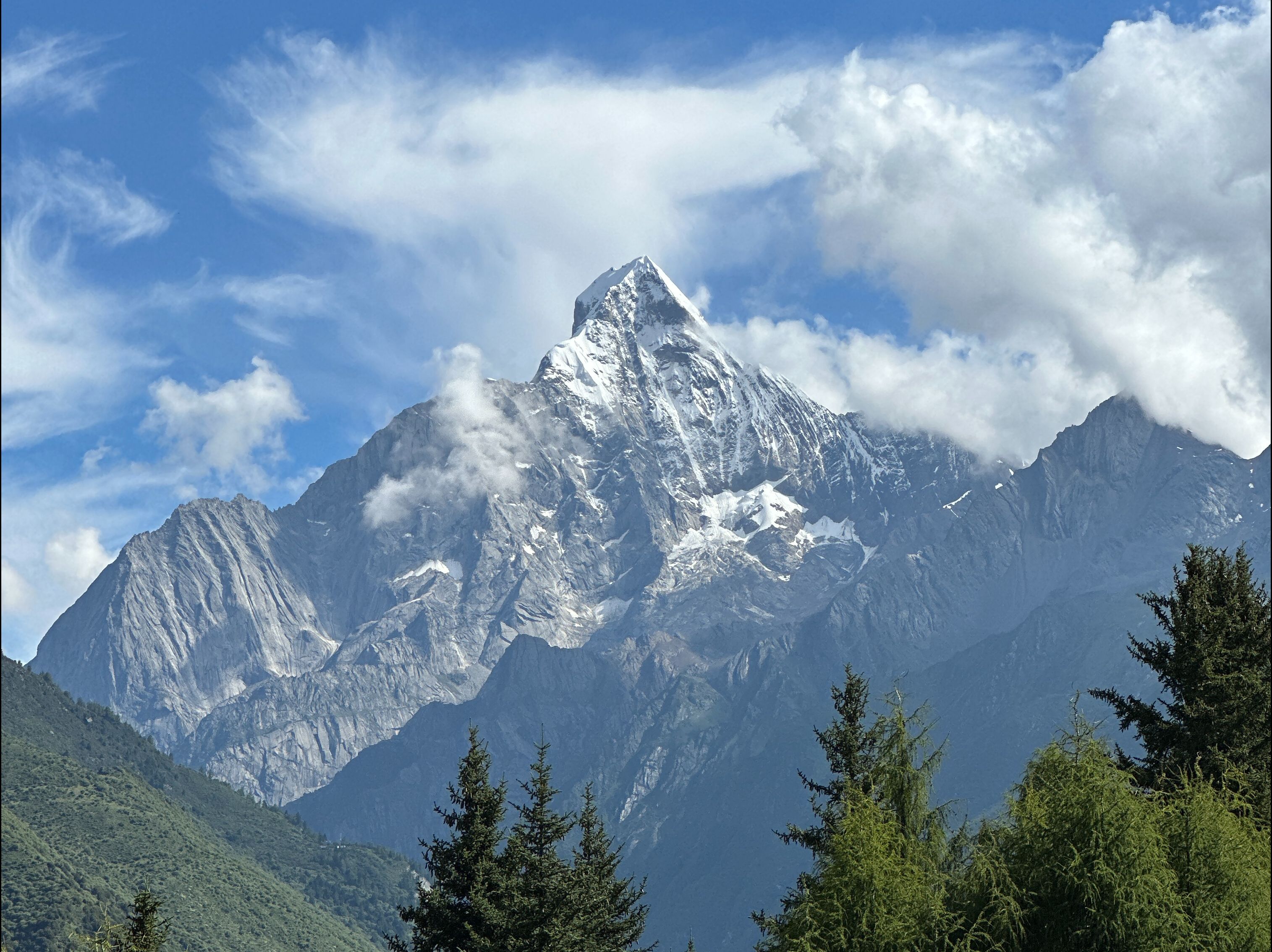 在朝山坪看最美的幺妹峰 四姑娘山 海子沟