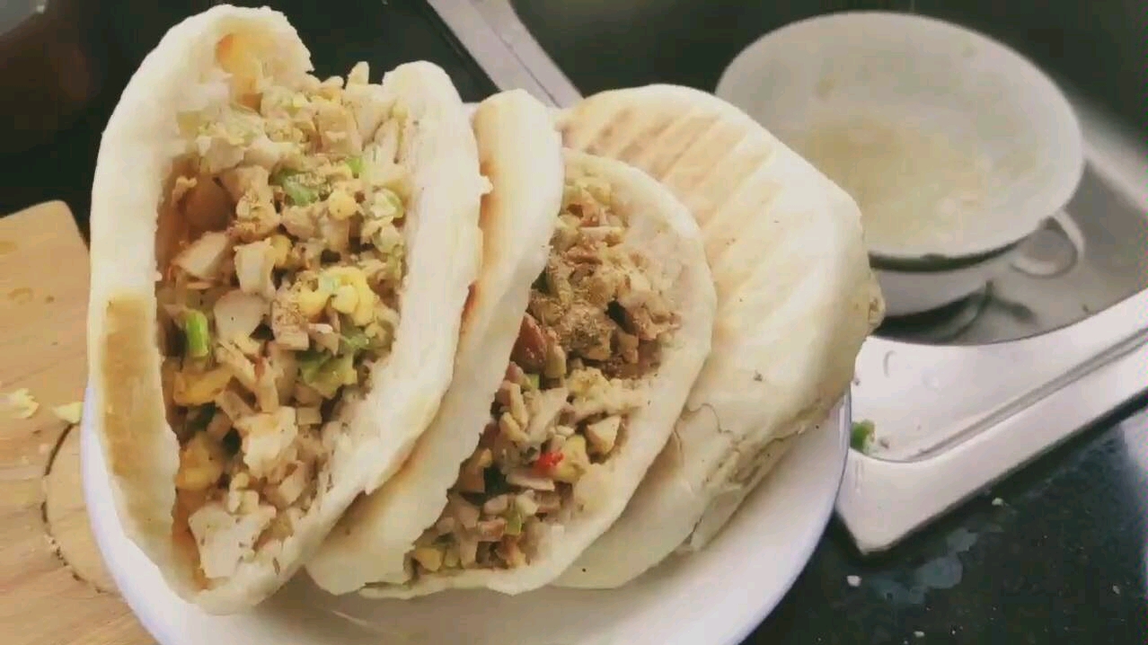 自己做火腿鸡蛋馍,想知道味道如何的朋友们,可以评论关注我哦,谢谢!