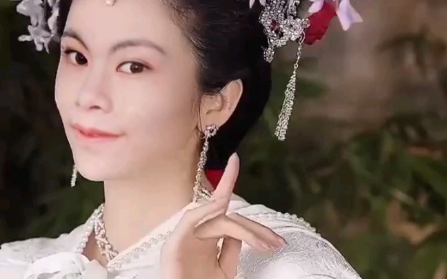 周阴婷扮演的女儿国国王惊艳整个世纪,成为一代童年人的回忆.哔哩哔哩bilibili