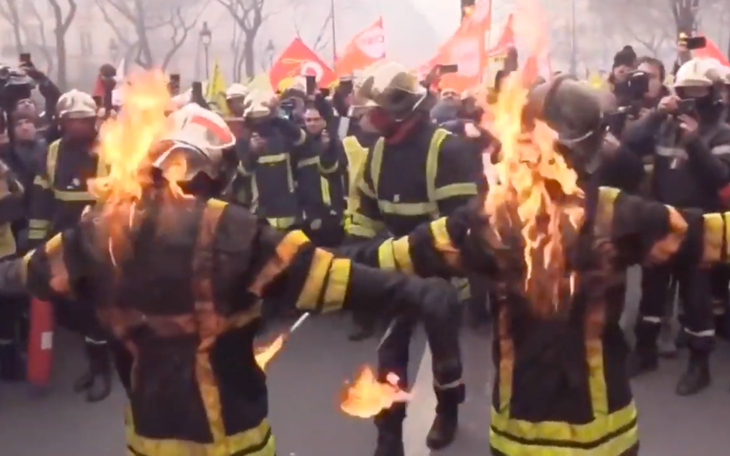 [图]示威时“点燃”自己，法国消防员与警察爆发冲突