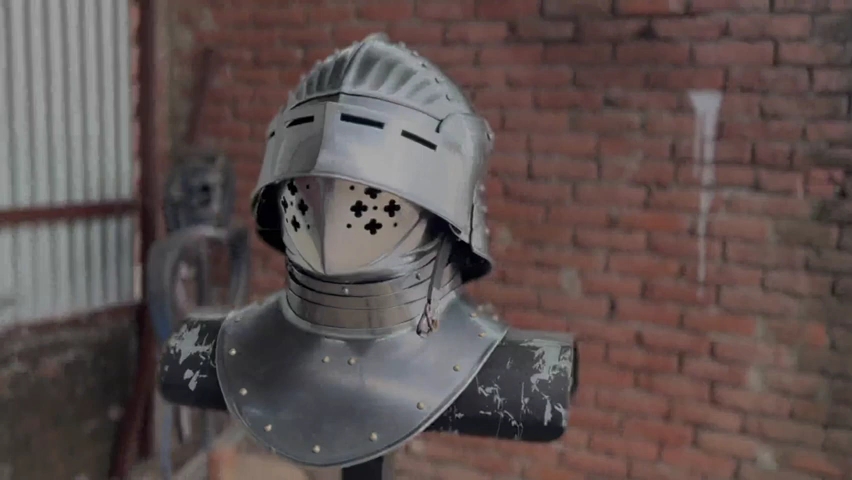 板甲制造商展示生产的板甲头盔结构和灵活性