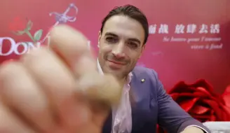 Download Video: 【Gian Marco Schiaretti】是谁在被酱贴脸签名后还比了螃蟹心