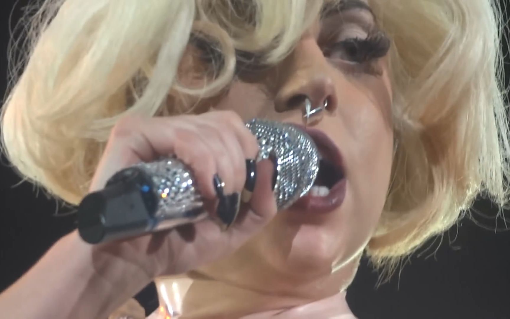 [图]【咆哮鳖上线】Lady Gaga - Whats Up - live artRAVE the ARTPOP Ba