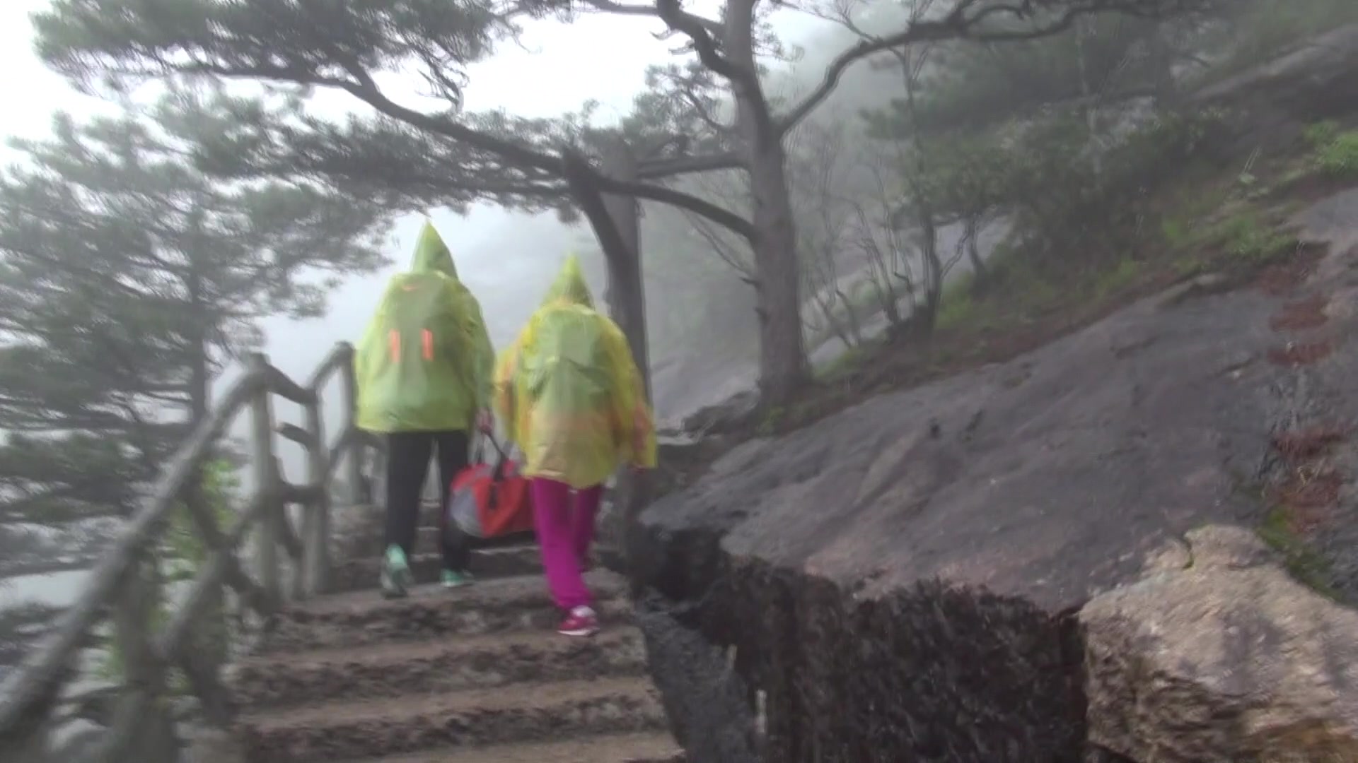 [图]下雨别去西海大峡谷，黄山的奇峰怪石被云雾遮挡，辛苦爬山不值得