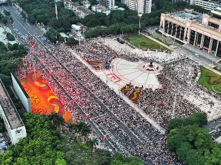 南宁民族广场,国庆雨中升旗,他们昼夜未归,只为等待这一刻的升旗.祖国风雨七十五载,从未停下脚步!#升旗仪式 #国庆节 #南宁哔哩哔哩bilibili