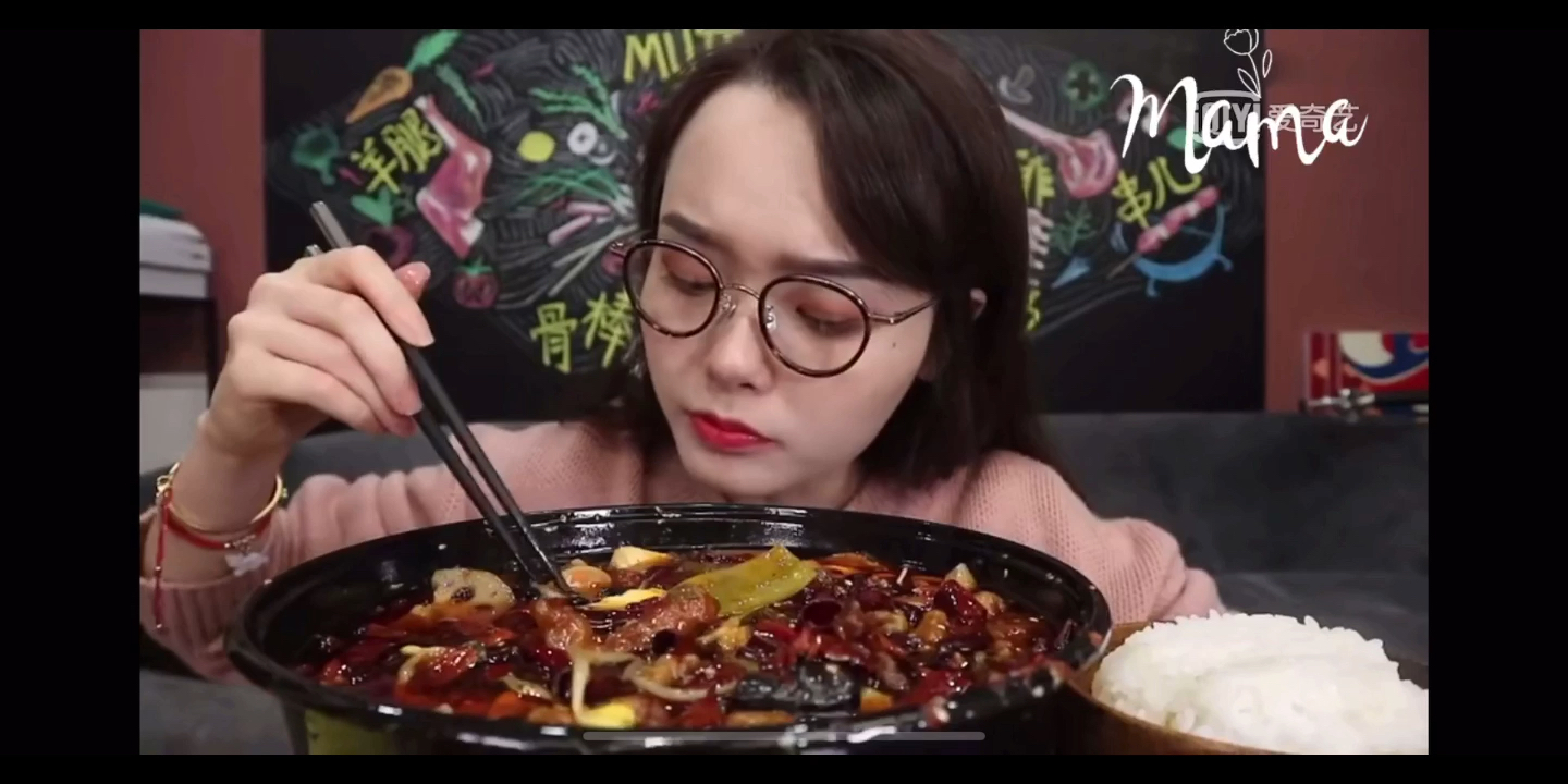 哎哟阿尤喜欢吃麻辣拌油条的上海小姐