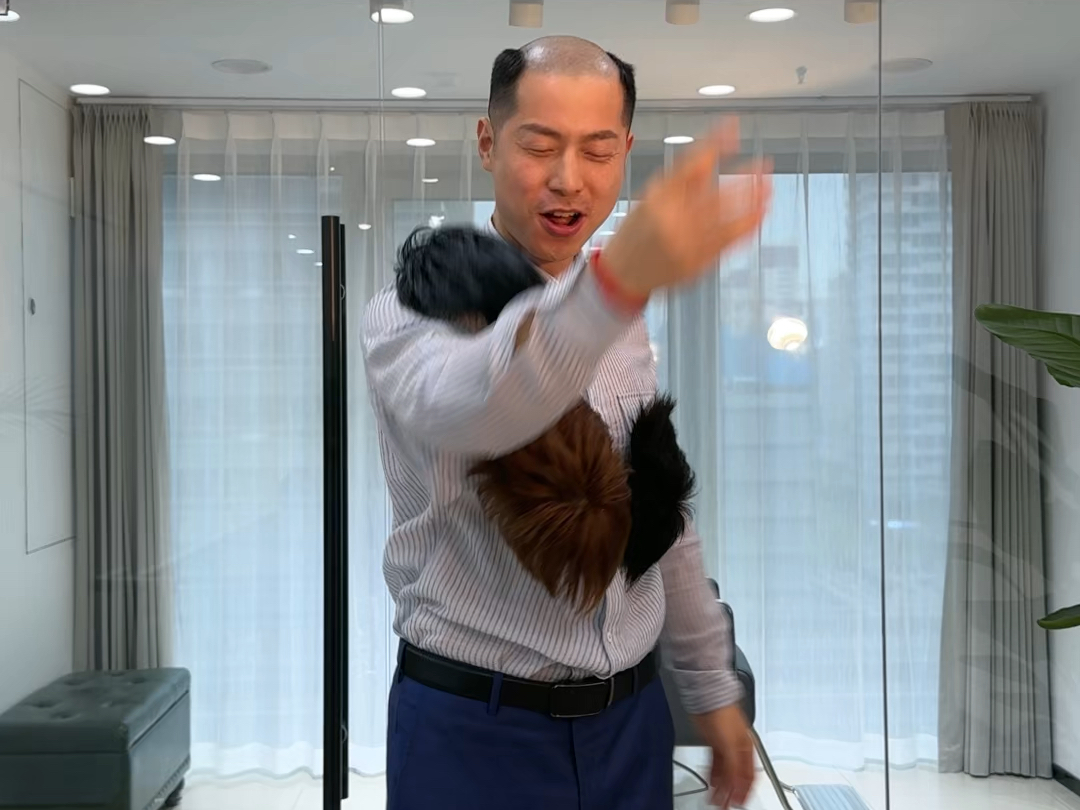 南京阮先生戴假发这样甩甩甩