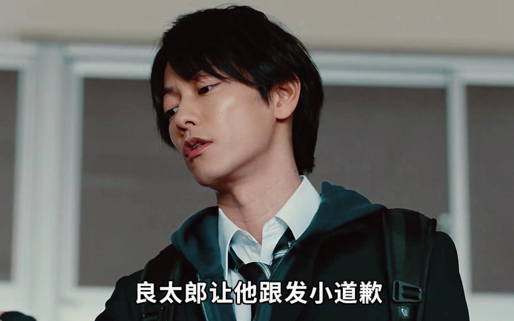 小伙被外星人改造身体,隔着屏幕就能取人性命,科幻片《犬屋敷》