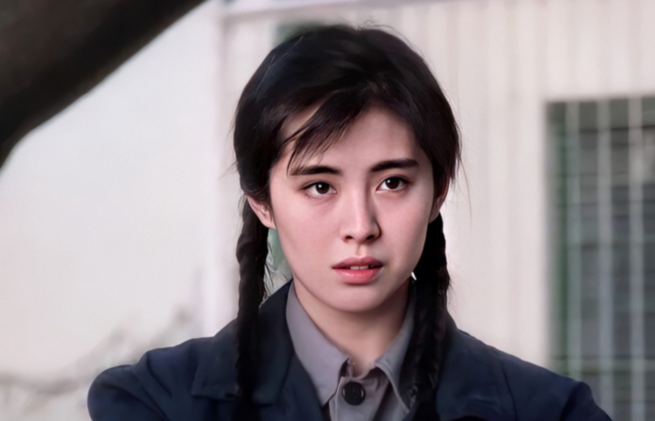 王祖贤礼佛近照引热议,面部紧绷表情严肃,模样大变被指不像本人