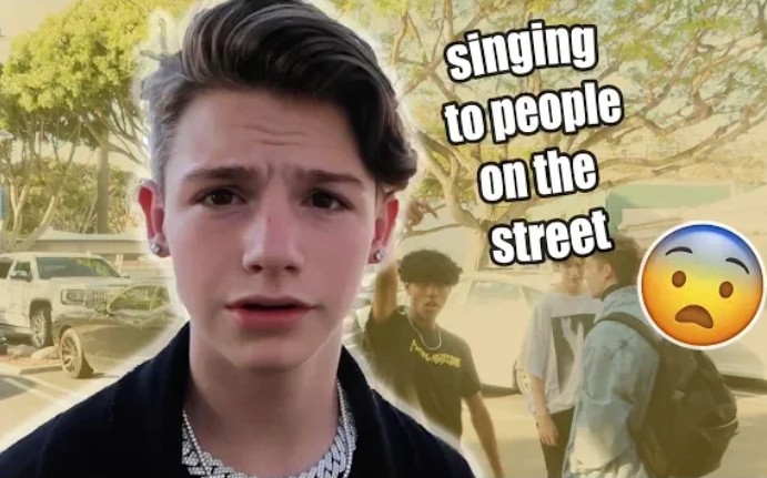 paytonmoormeier和朋友们给路过的行人唱歌