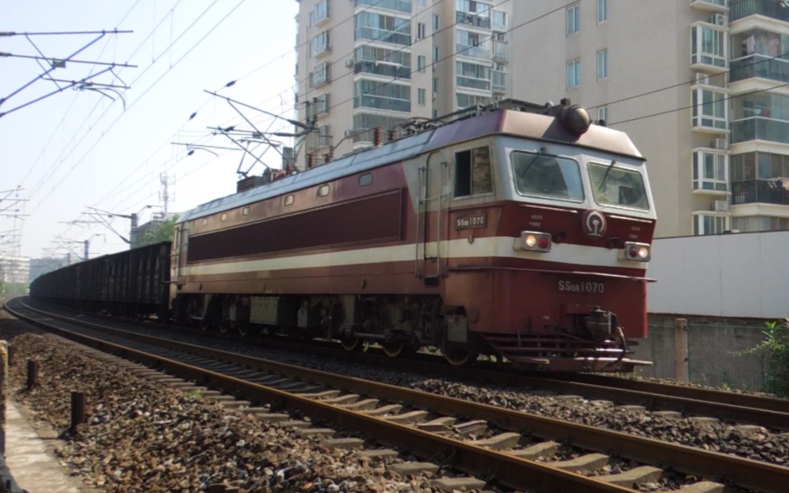 武局襄段ss6b牵引货列开出襄阳站