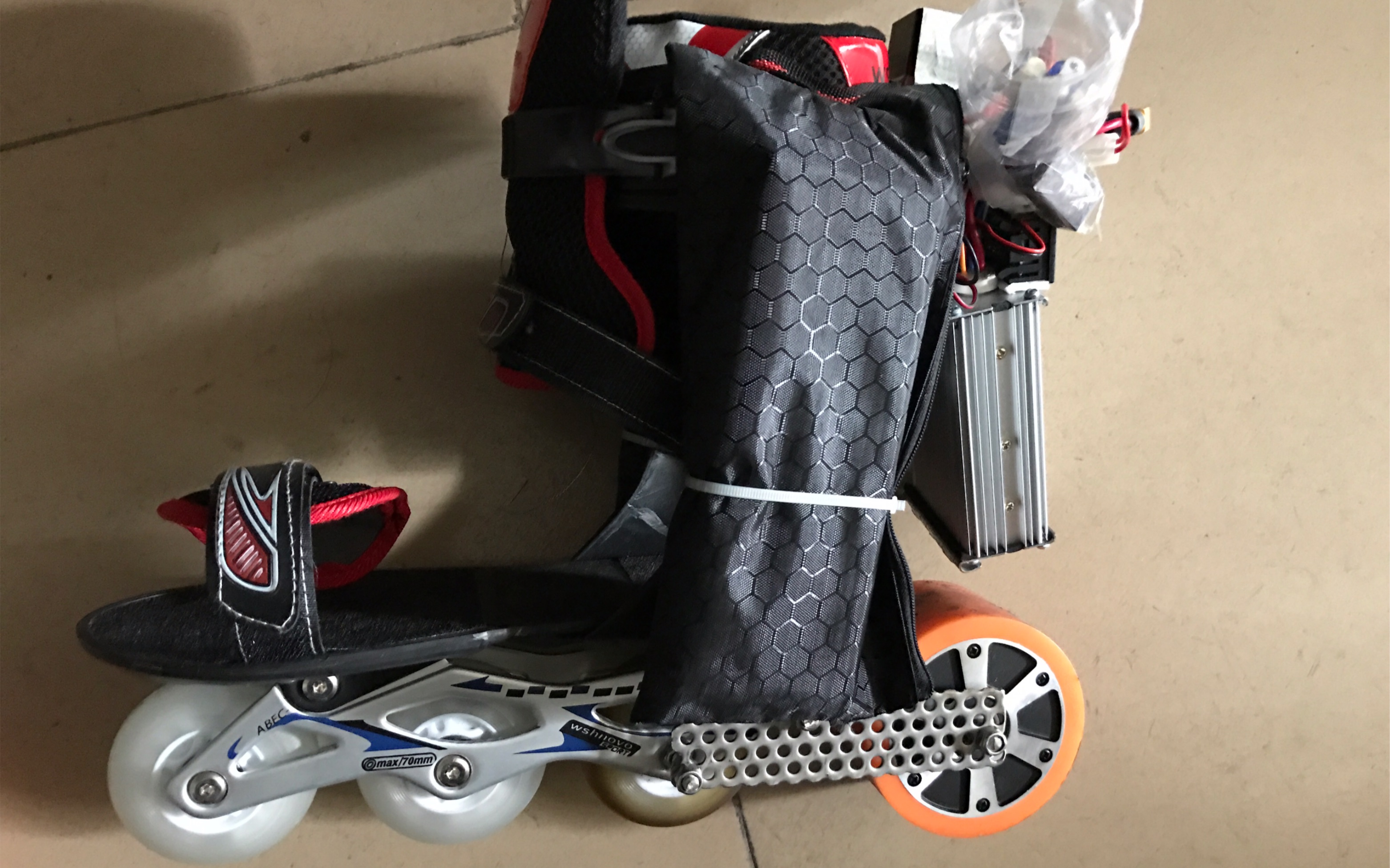 大叔发明了一种遥控式电动轮滑鞋_哔哩哔哩 (゜-゜)つロ 干杯~-bili