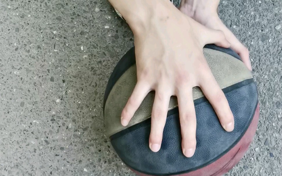 14岁少年单手抓球竟被哥哥嘲笑!_哔哩哔哩_bilibili