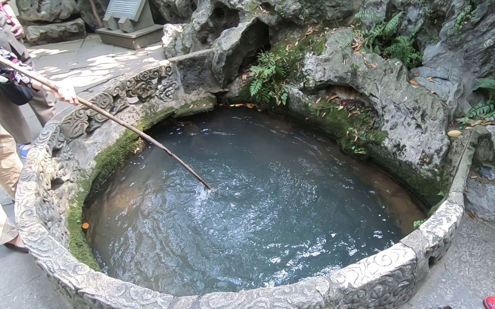 访西湖用于泡龙井茶的龙井泉,为何要在泉眼旁边放两棍子呢?