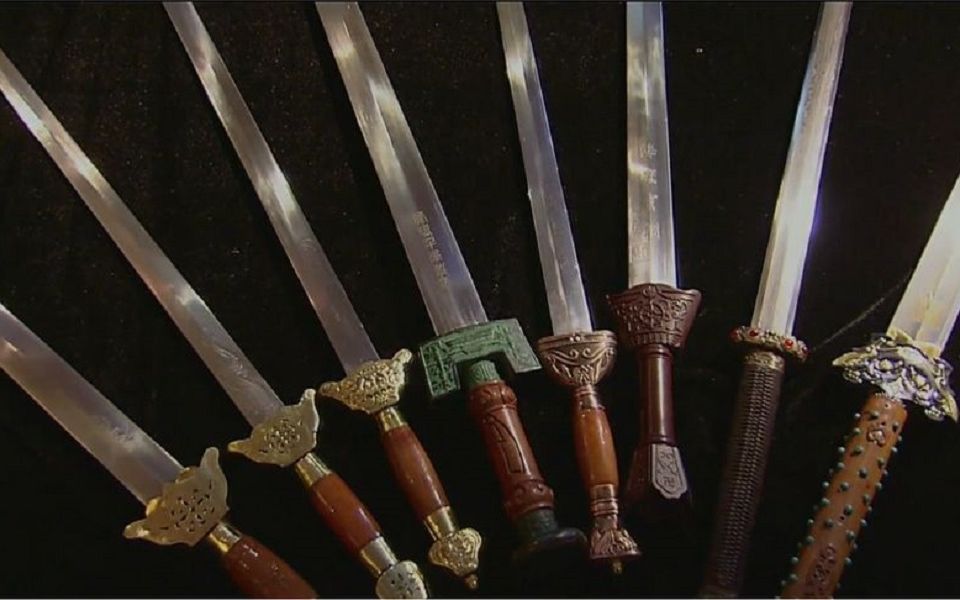 耗时50年研制的棠溪宝剑,剑身可弯曲90度而不变形,可刺穿钢板天下第一