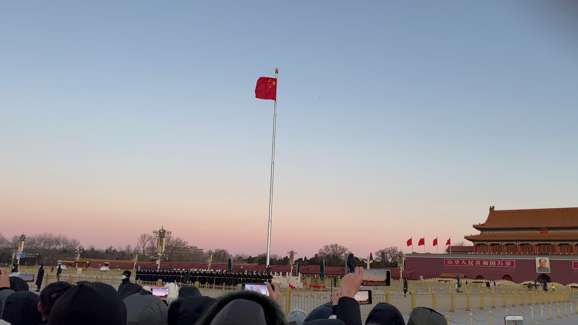 冬天升国旗照片图片