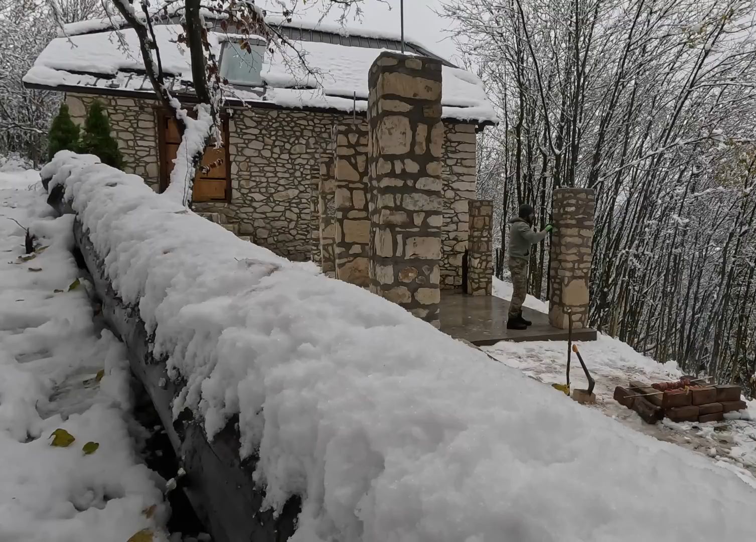 我花了20天在森林里建造石柱,暴风雪来了,这下住着极致奢华哔哩哔哩bilibili