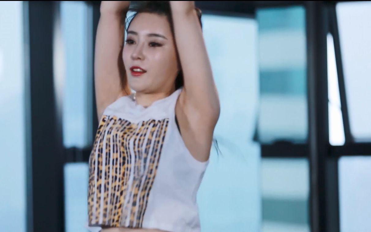 热辣美女4分钟爆汗运动,炼出性感肌肉线条