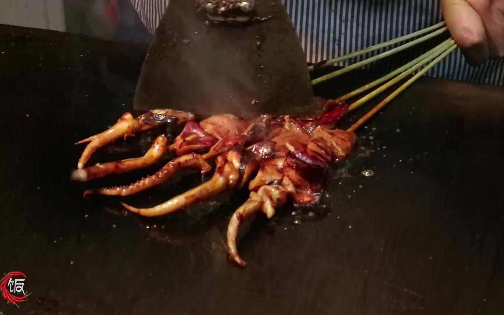 烤鱿鱼-大姐摆摊做生意,卖东北铁板鱿鱼,鱿鱼块大,酱料好吃,真解馋!