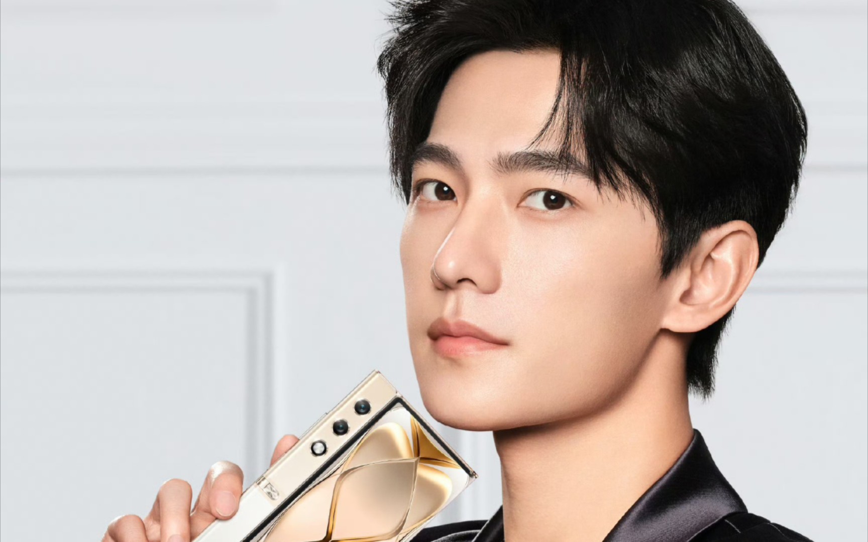 让我们一起祝【荣耀90pro】及【荣耀v purse】全球代言人杨洋97步步