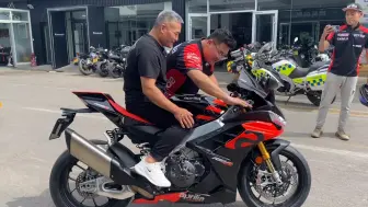 Video herunterladen: 车主的爸爸，满眼的热爱，热爱跟年龄无关#aprilia #rsv4