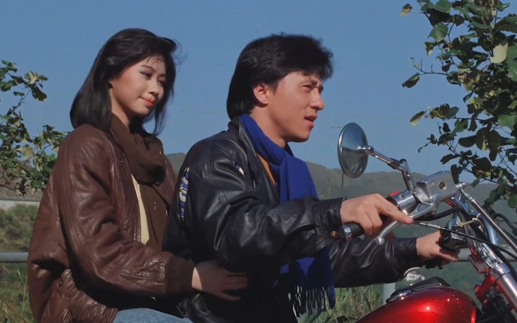 成龙的把妹技术属实高,骑摩托也能玩出花样,服了!