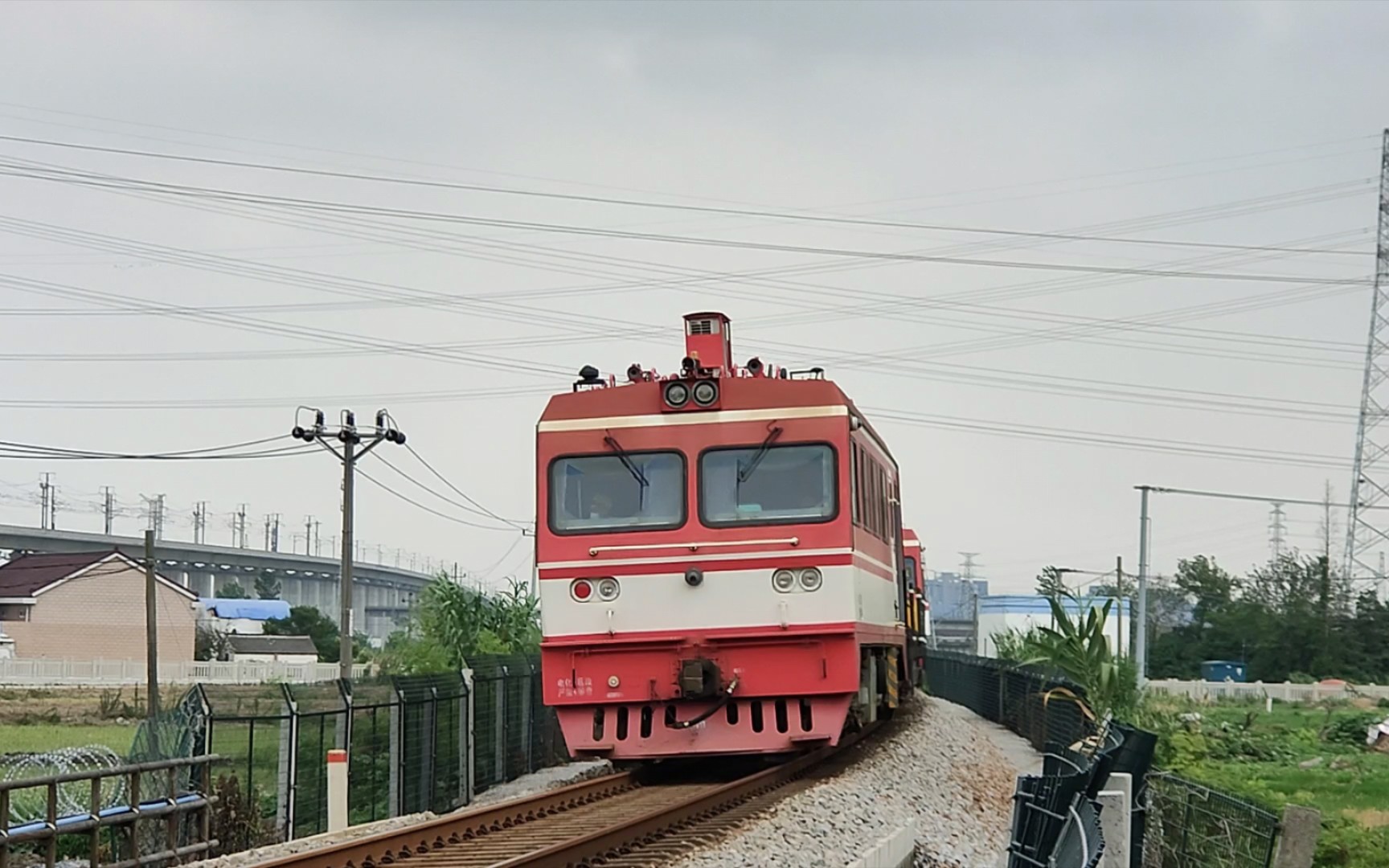 7.7摄,56751次 新长工务段gc—270轨道车 编号 10752-10754通过