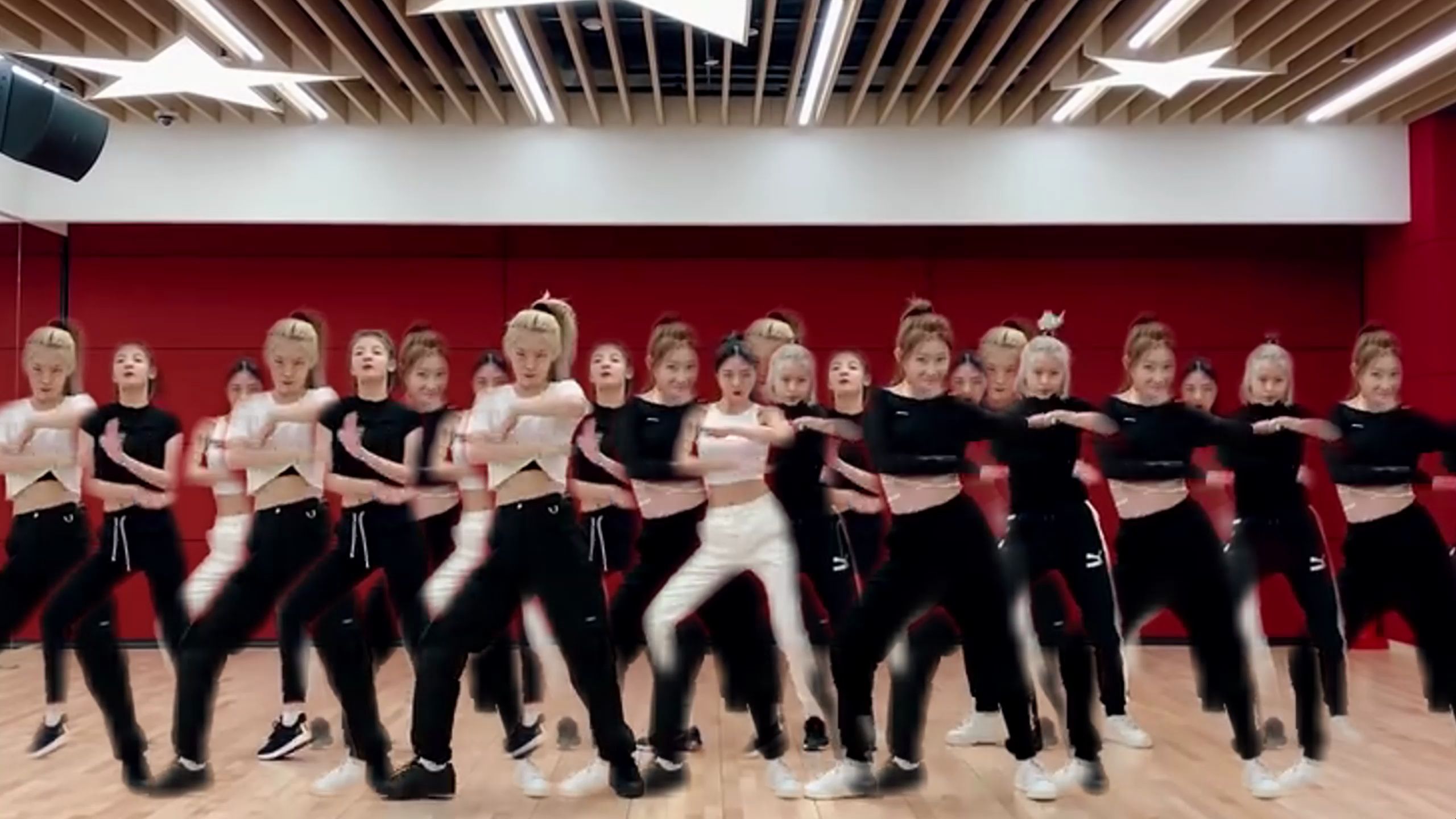 大型女团五十击齐舞not shy