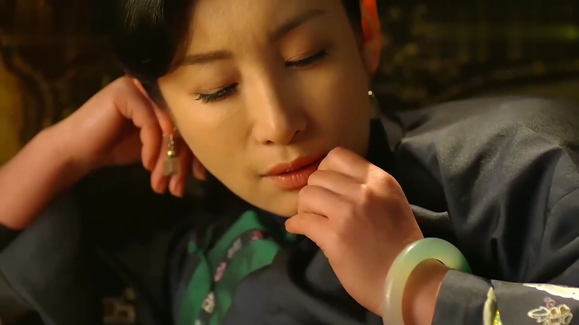 红高粱:大少奶奶真够味,躺在椅子上抽烟,十年了魅力却不输九儿