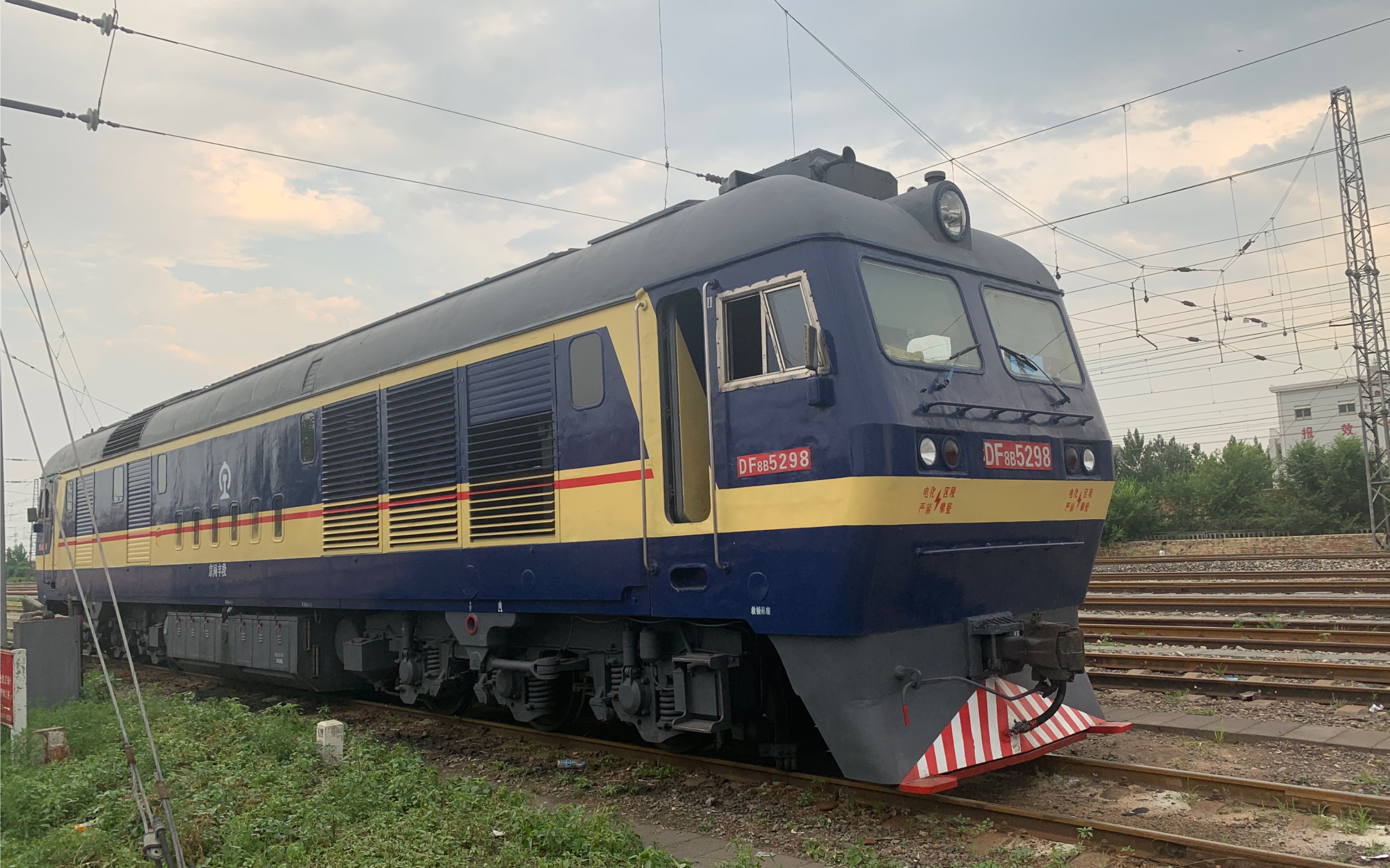 df8b一5599牵引35***次货列通过东货场_哔哩哔哩 (゜-゜)つロ 干杯