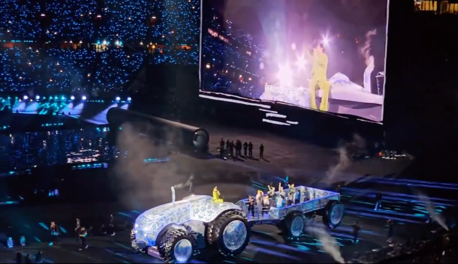 张艺兴鸟巢演唱会～拖拉机进场音乐太喜庆了251006