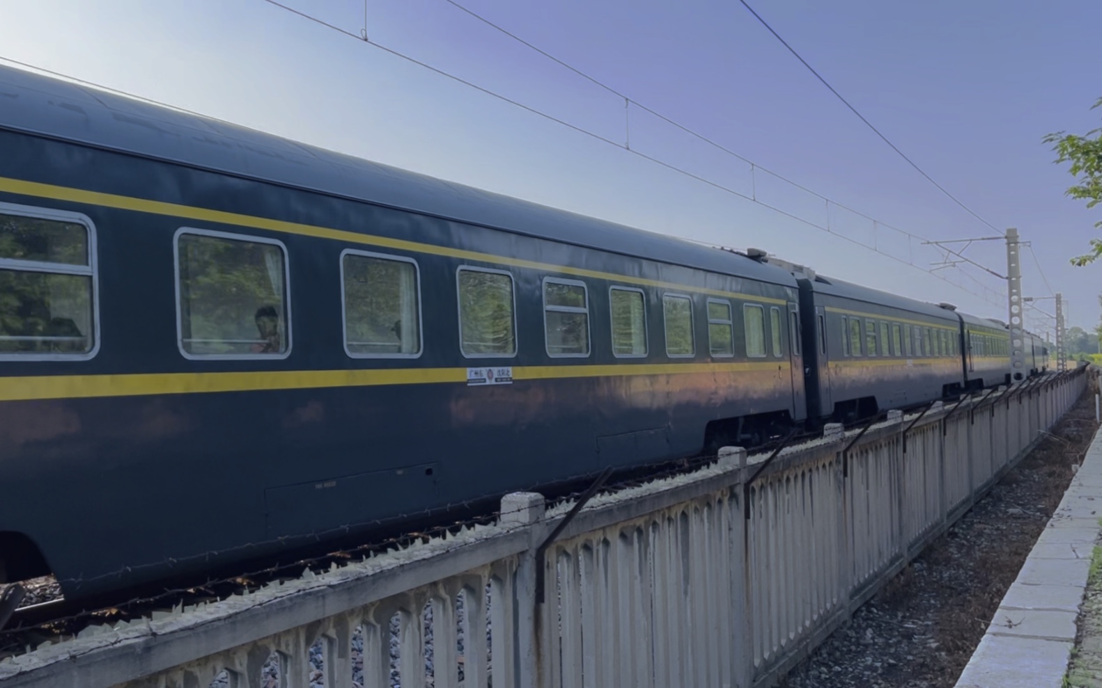 z13次列车限速25通过沙河大桥留客