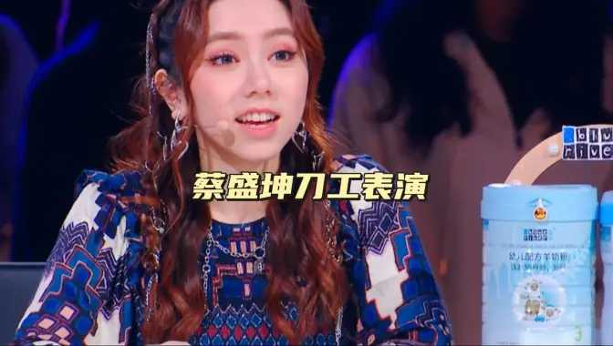国家一级厨师挑战蒙眼刀工切蓑衣黄瓜和蓑衣豆腐,加上厨艺脱口秀把观众逗得开心得很