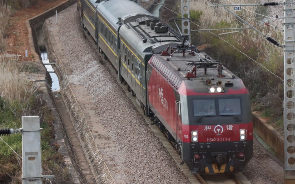 【中国铁路】由hxd3d0134牵引的k232次列车通过