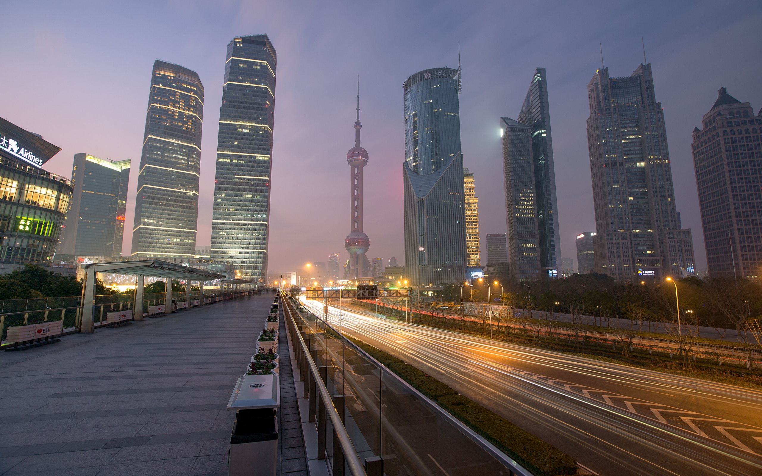 上海城市世纪大道夜晚散步 摩天大楼夜景灯光