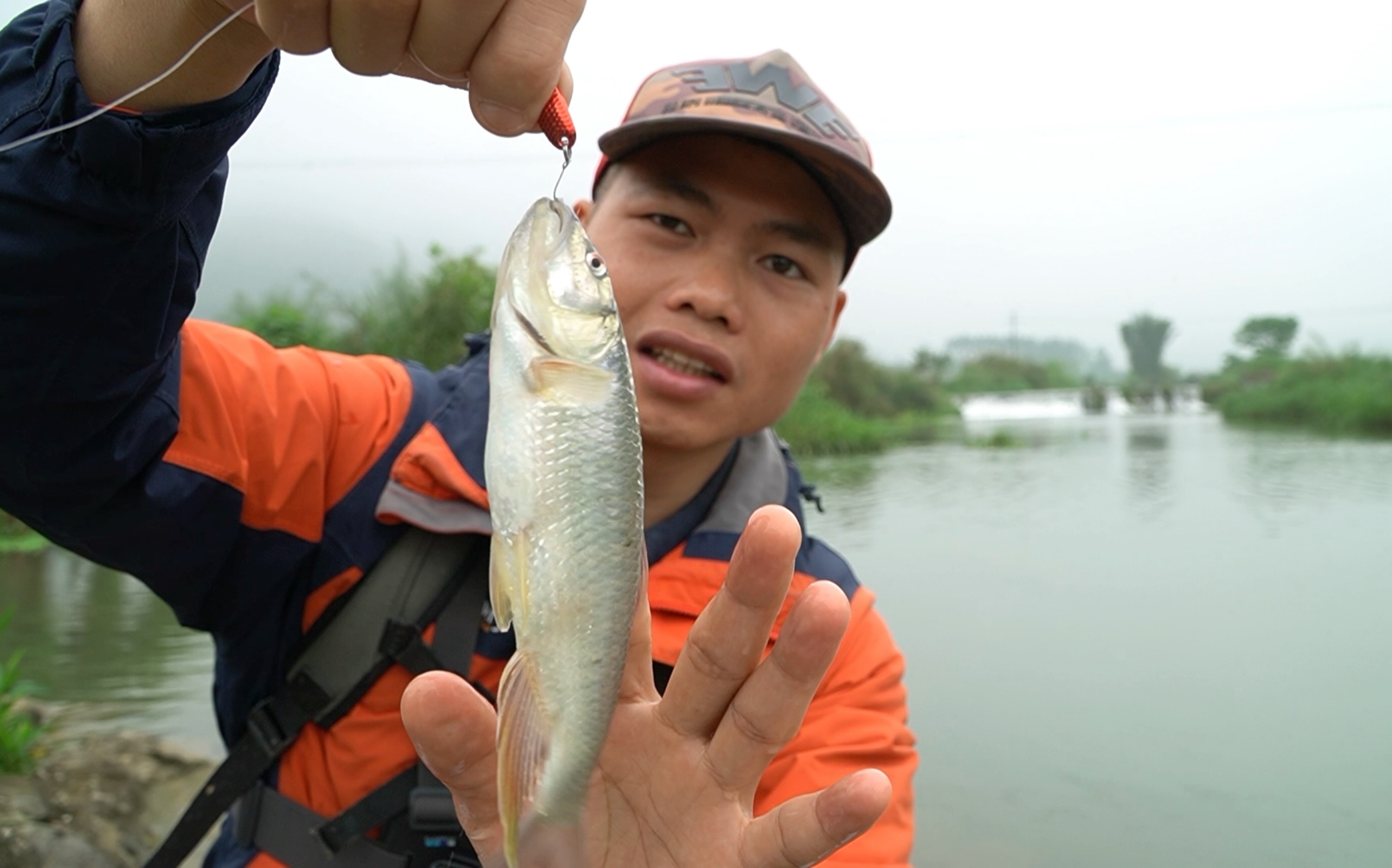 探钓龙江河支流,河面漂浮着垃圾,水面铅笔路马口效果甚佳哔哩哔哩bilibili