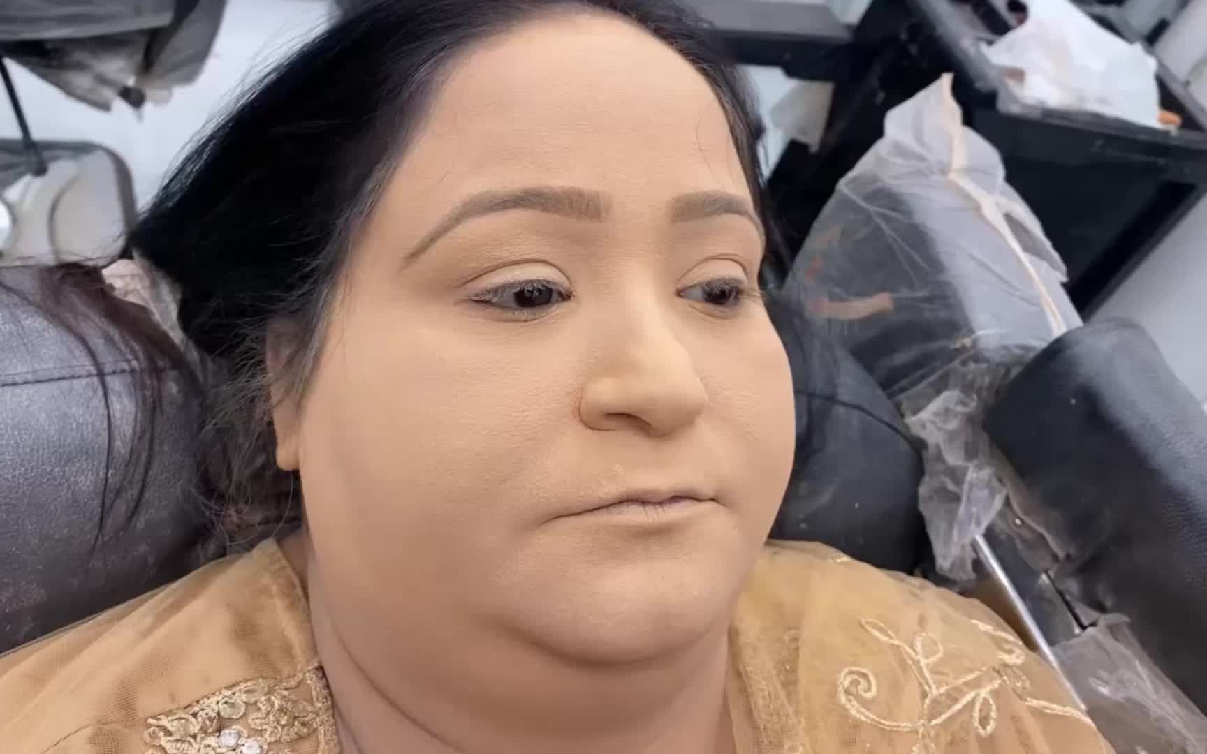 印度胖女子化妆过程,往脸上铺上厚厚的粉底,从大妈变女神脸