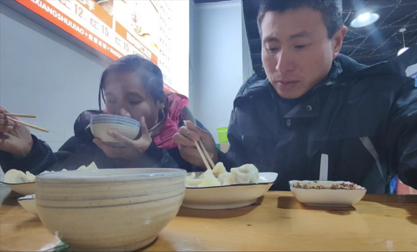 两夫妻骑车贵州旅行,来到龙里县露营,初一吃点水饺哔哩哔哩bilibili