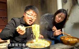 下载视频: 大sao自制骨汤麻辣烫，80元的食材8张面饼，和媳妇一盆一锅，过瘾