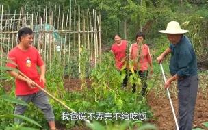 下载视频: 金秋时节人也忙，大洋干到头发慌，胖妹卤上5斤肥肠，一家吃过瘾