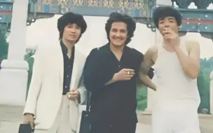 Télécharger la video: 1982年，赵本山与友人在铁岭龙首山公园，25岁的他头发飘逸，个性十足