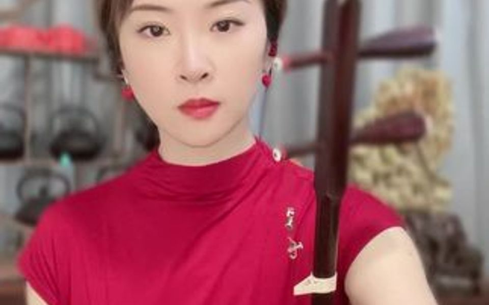 [图]军歌嘹亮 《三大纪律 八项注意》美丽女琴师 源源👠👗📀