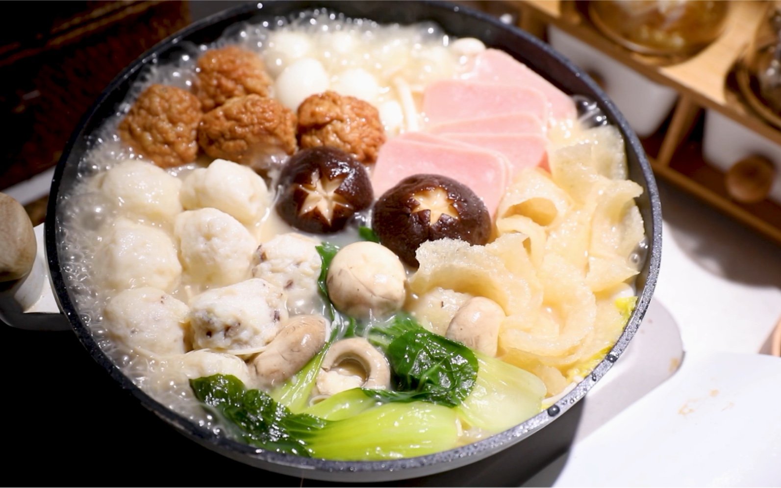 这道全家福菜,也叫杂烩菜,你喜欢吃的食材都可以煮进来,寓意幸福美满!