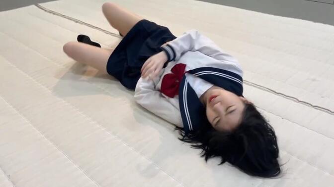 jk女生表演r向倒地