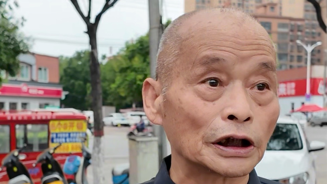 我线下采访李文亚教授，突发恶疾晕倒打 120