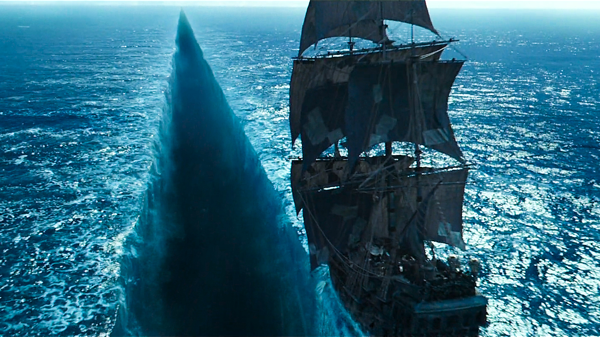 加勒比海盗5不愧是黑珍珠号在海的悬崖边航行