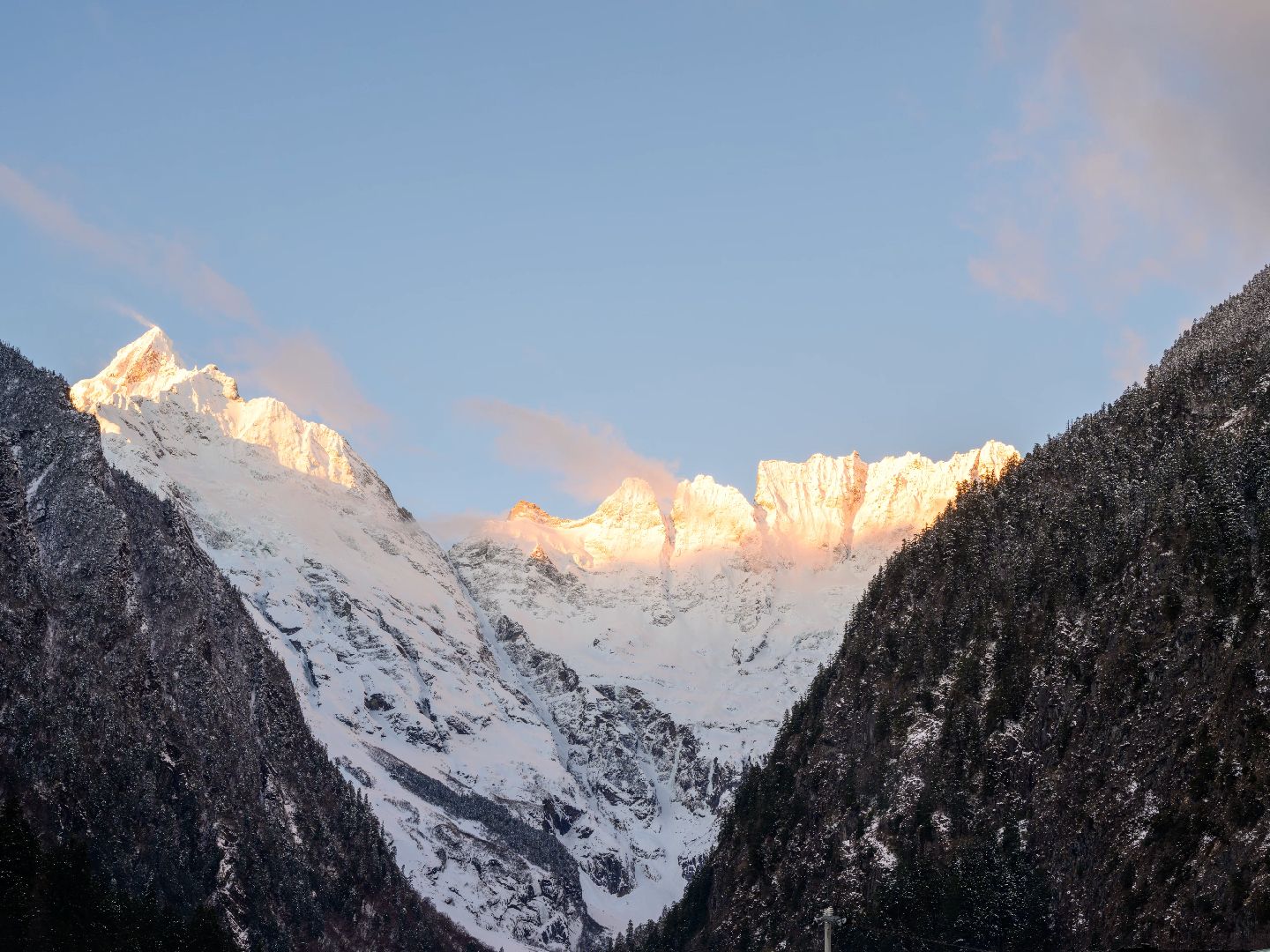 日照梅里雪山其中之一峰